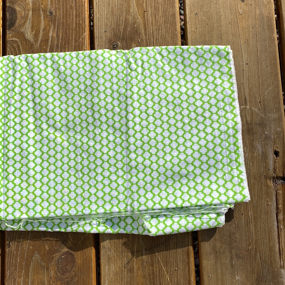 Spring green / white 100% cotton fabric 1.25 yards freshly laundered & pressed💚 - Picture 3 of 3